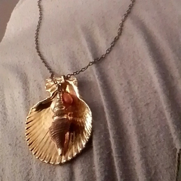 Gold plated clam shell statement piece - Picture 3 of 7